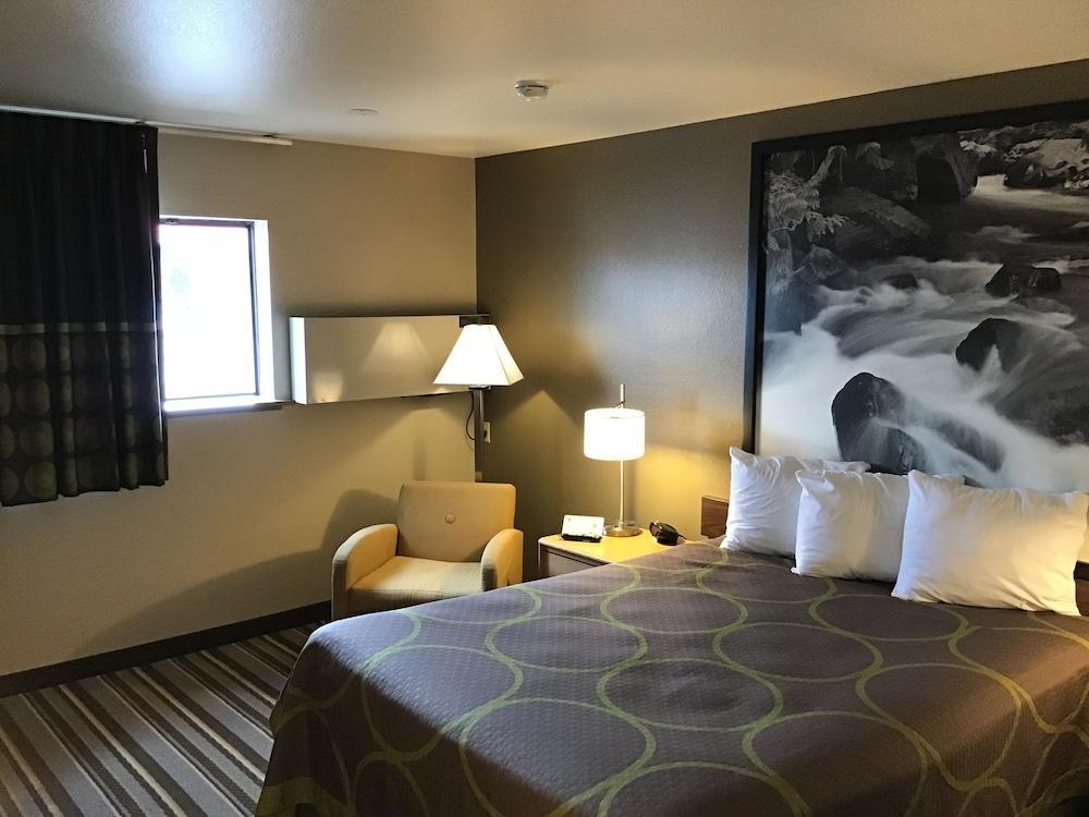 Super 8 By Wyndham Dillon Motel Екстериор снимка