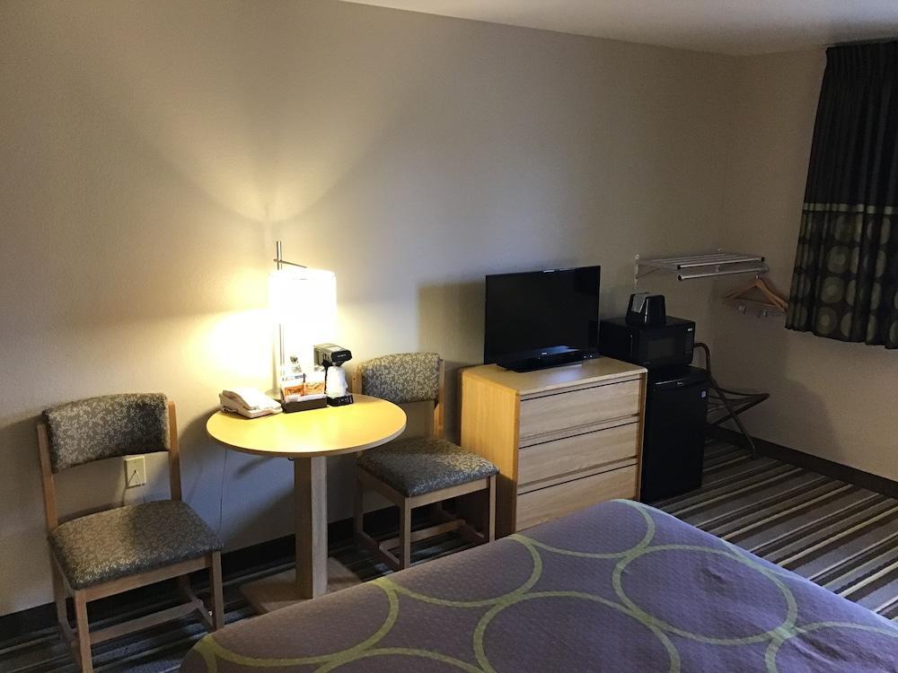 Super 8 By Wyndham Dillon Motel Екстериор снимка