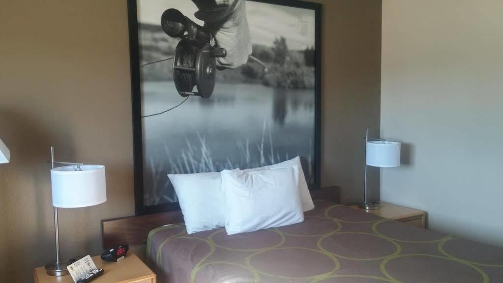 Super 8 By Wyndham Dillon Motel Екстериор снимка