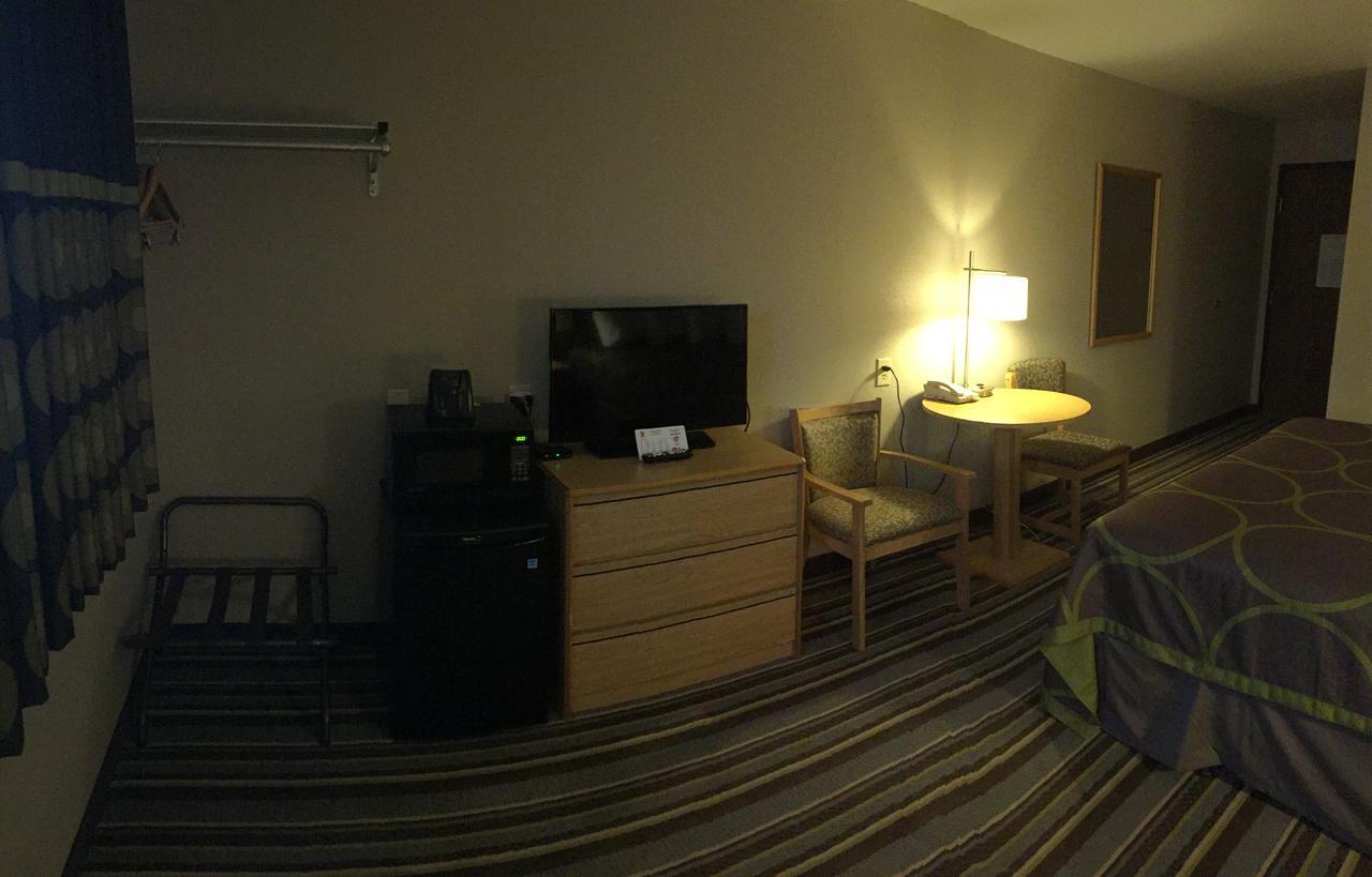 Super 8 By Wyndham Dillon Motel Екстериор снимка